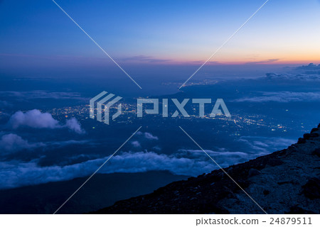 駿河灣和富士宮,富士市,靜岡市的夜景 駿河灣和富士宮,富士市,靜岡市的夜景 24879511