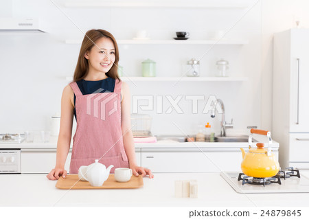 放茶的婦女 24879845