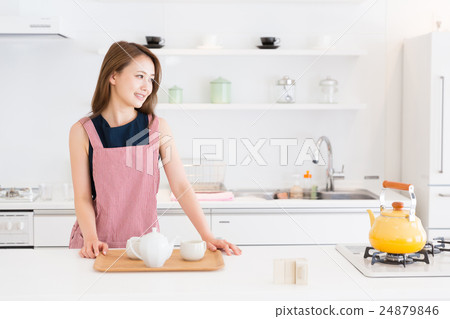 放茶的婦女 24879846