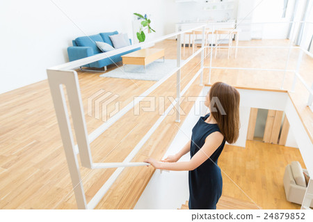提升樓梯的婦女 24879852