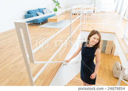提升樓梯的婦女 24879854