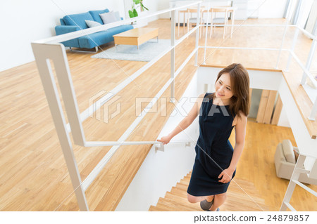 提升樓梯的婦女 24879857