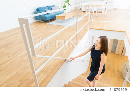 提升樓梯的婦女 24879859