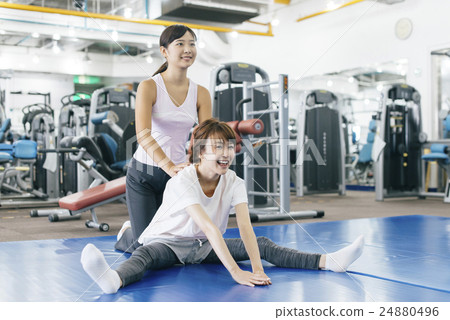 在健身健身房鍛煉的婦女 在健身健身房鍛煉的婦女 24880496