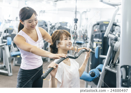 在健身健身房鍛煉的婦女 24880497