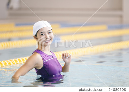 在健身健身房鍛煉的婦女 在健身健身房鍛煉的婦女 24880508