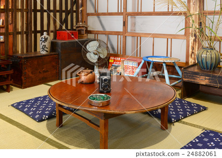 復古的cha-no-hi客房配有破舊的桌子 24882061