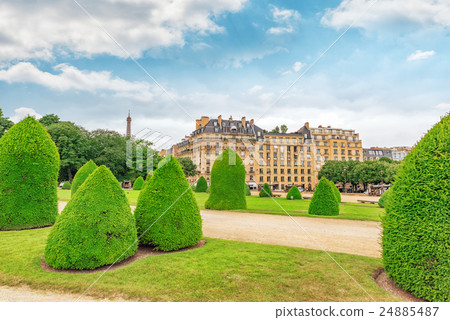 Park near main entrance to Les Invalides. Park near main entrance to Les Invalides. 24885487