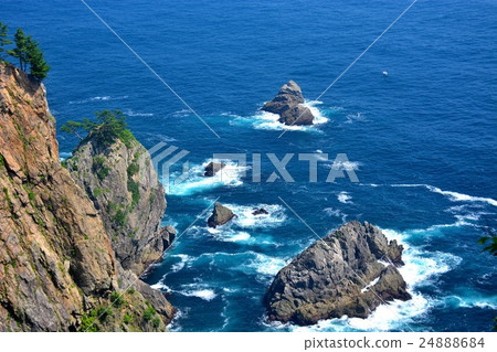 東北/三陸河/北山崎觀景台的懸崖/到第二觀景台從長廊和白色波浪所在的藍色水域俯視（4） 24888684