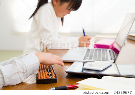 學會手零件的女孩小女孩小學學生家庭作業研究 學會手零件的女孩小女孩小學學生家庭作業研究 24889677