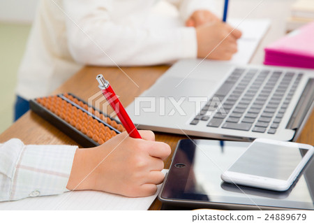 學會手零件的女孩小女孩小學學生家庭作業研究 學會手零件的女孩小女孩小學學生家庭作業研究 24889679