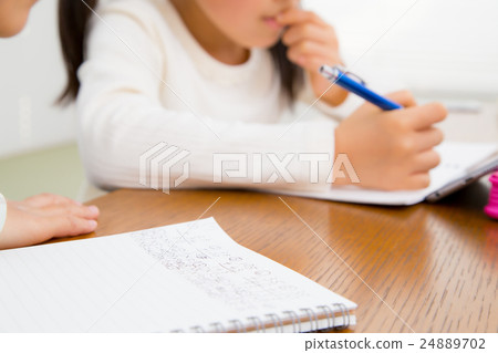 學會手零件的女孩小女孩小學學生家庭作業研究 學會手零件的女孩小女孩小學學生家庭作業研究 24889702