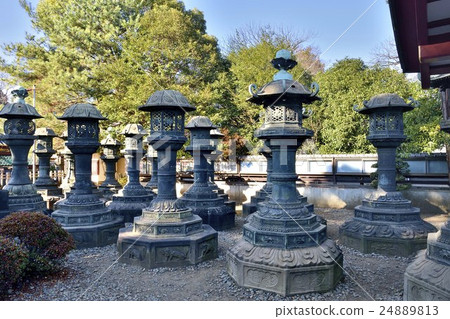 Copper lantern Ueno Toshogu Shrine 24889813