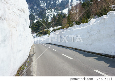 Golden week shiga Kusatsu road snow corridor 24893441