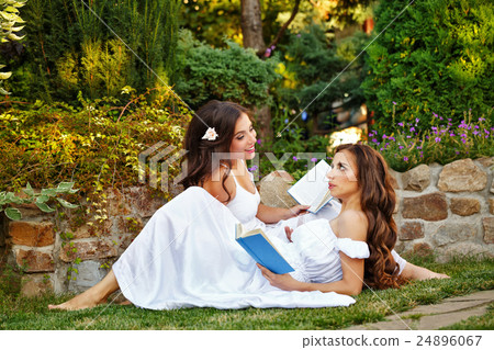 Sisters read books 24896067