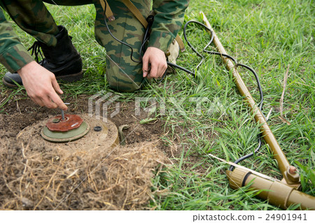 Neutralization of anti-personnel mines soldier Neutralization of anti-personnel mines soldier 24901941