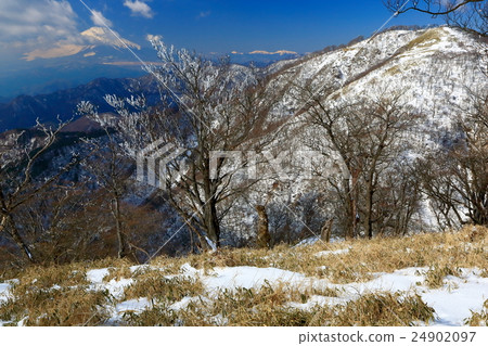 Fuji seen from Tanzawa mountain in winter and immovable peak 24902097