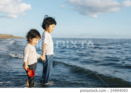 Child sea 24904093