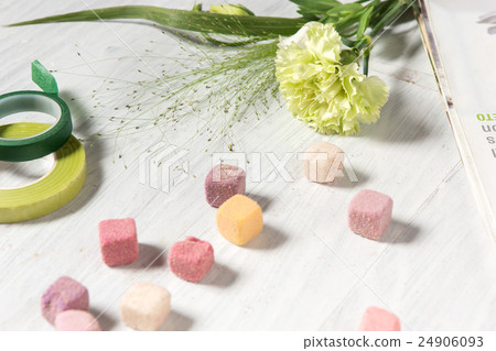 The florist desktop with working tools 24906093