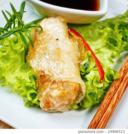 fried spring rolls 24906523