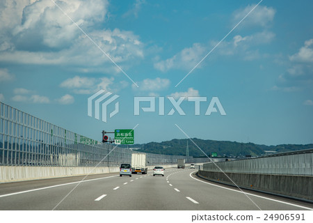 在新的Tomei高速公路上運行 24906591