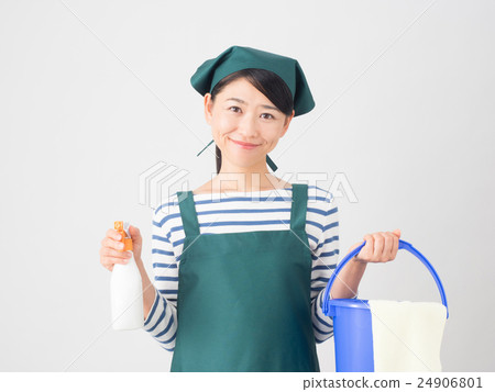 有洗滌劑和桶的一個少婦 24906801