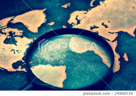 世界地圖和放大鏡 24908534