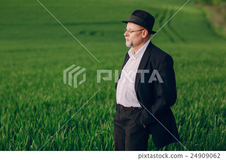 old man in field 24909062