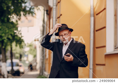 old man in field old man in field 24909064