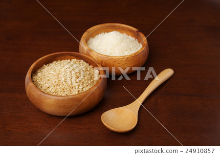 糙米，白米和匙子在木設備服務 24910857