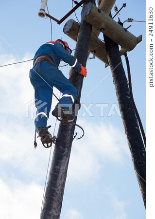 Electrician working at height Electrician working at height 24911630