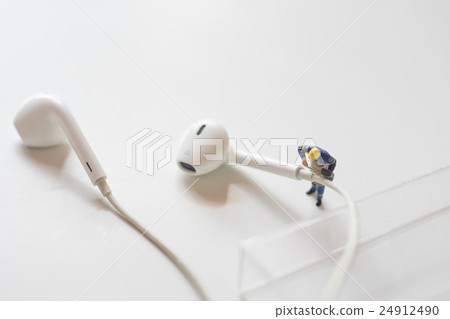 New wireless audio headphone innovation. 24912490