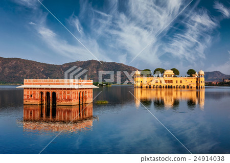 Jal Mahal Water Palace. Jaipur, Rajasthan, India 24914038