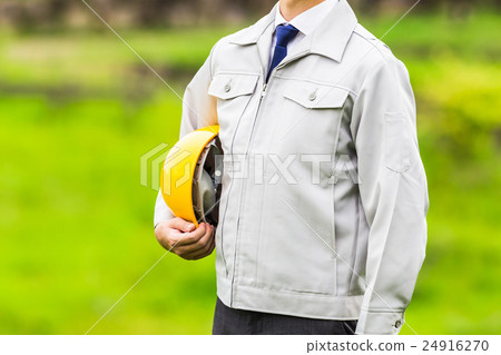 男人的上身在工作服自然背景 男人的上身在工作服自然背景 24916270