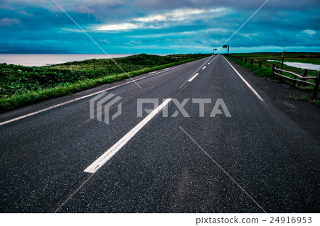A straight road 24916953