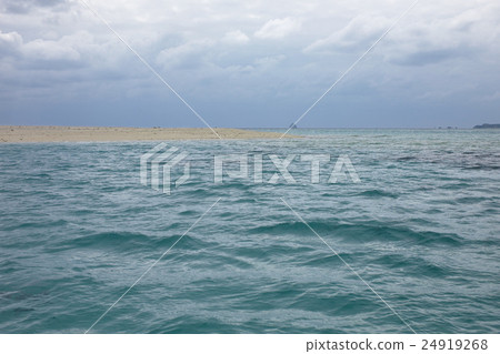 Okinawa Prefecture Shimajiri gun, Kumejima cho, looking out over the beach from the sea Okinawa Prefecture Shimajiri gun, Kumejima cho, looking out over the beach from the sea 24919268