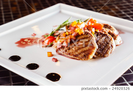 grilled meat with vegetables 24920326