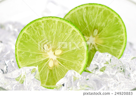 Cut lime and ice. 24920883