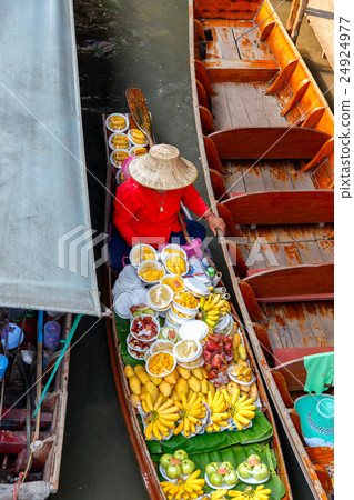 Damnoen Saduak floating market 24924977
