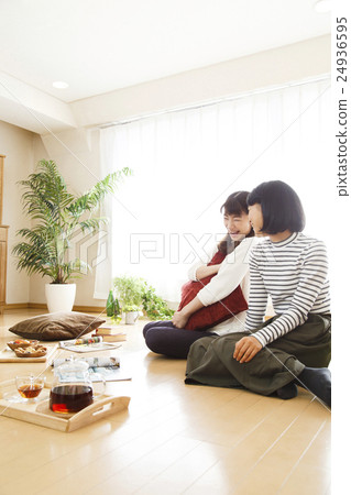 Girls' Union Room Shared Female Friends Party Share House Friend Friendly Roommate 24936595