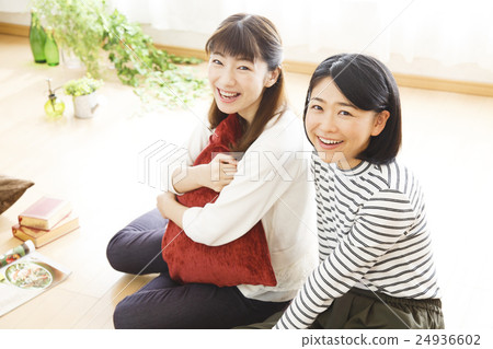 Girls' Union Room Shared Female Friends Party Share House Friend Friendly Roommate 24936602
