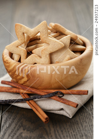 classic star cookies in wood bowl on wooden table 24937213