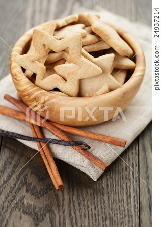 classic star cookies in wood bowl on wooden table 24937214