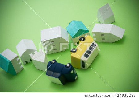 地震形象住房和汽車綠背 24939285