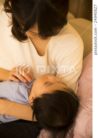 Mother and baby baby 24940827