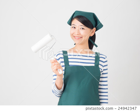 A woman with a carpet cleaner 24942347