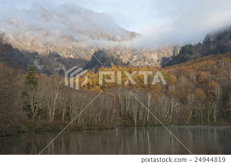 Morning fog mirror pond Morning fog mirror pond 24944819