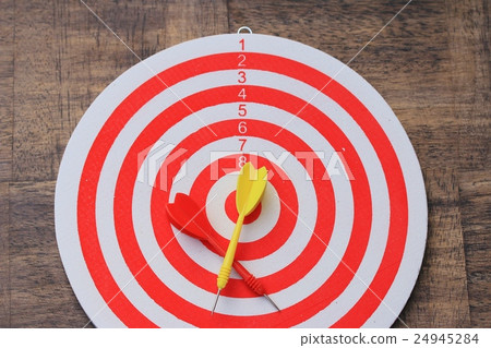 throw darts 24945284