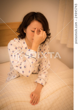 In the evening bed woman 24945743