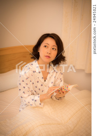 In the evening bed woman In the evening bed woman 24945821